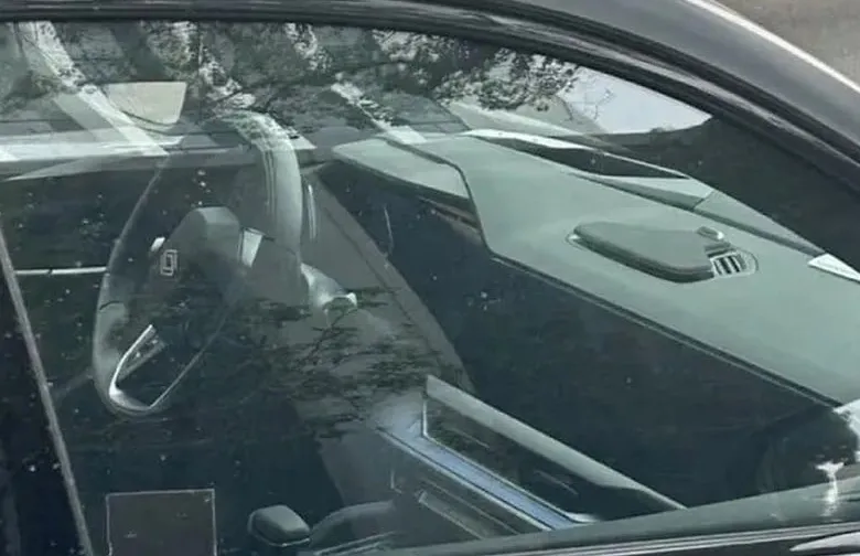 르노 오로라2 실내 이미지