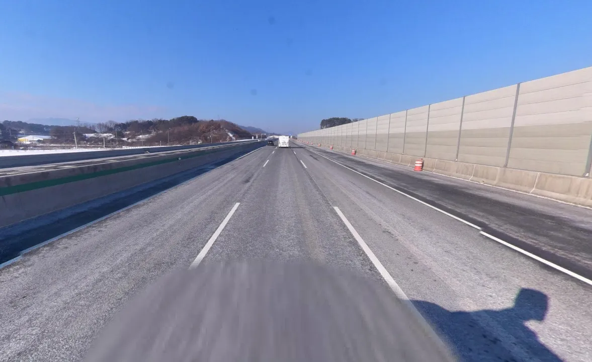 추월이 필요한 경우 말고는 2차선에서 정속 주행하세요