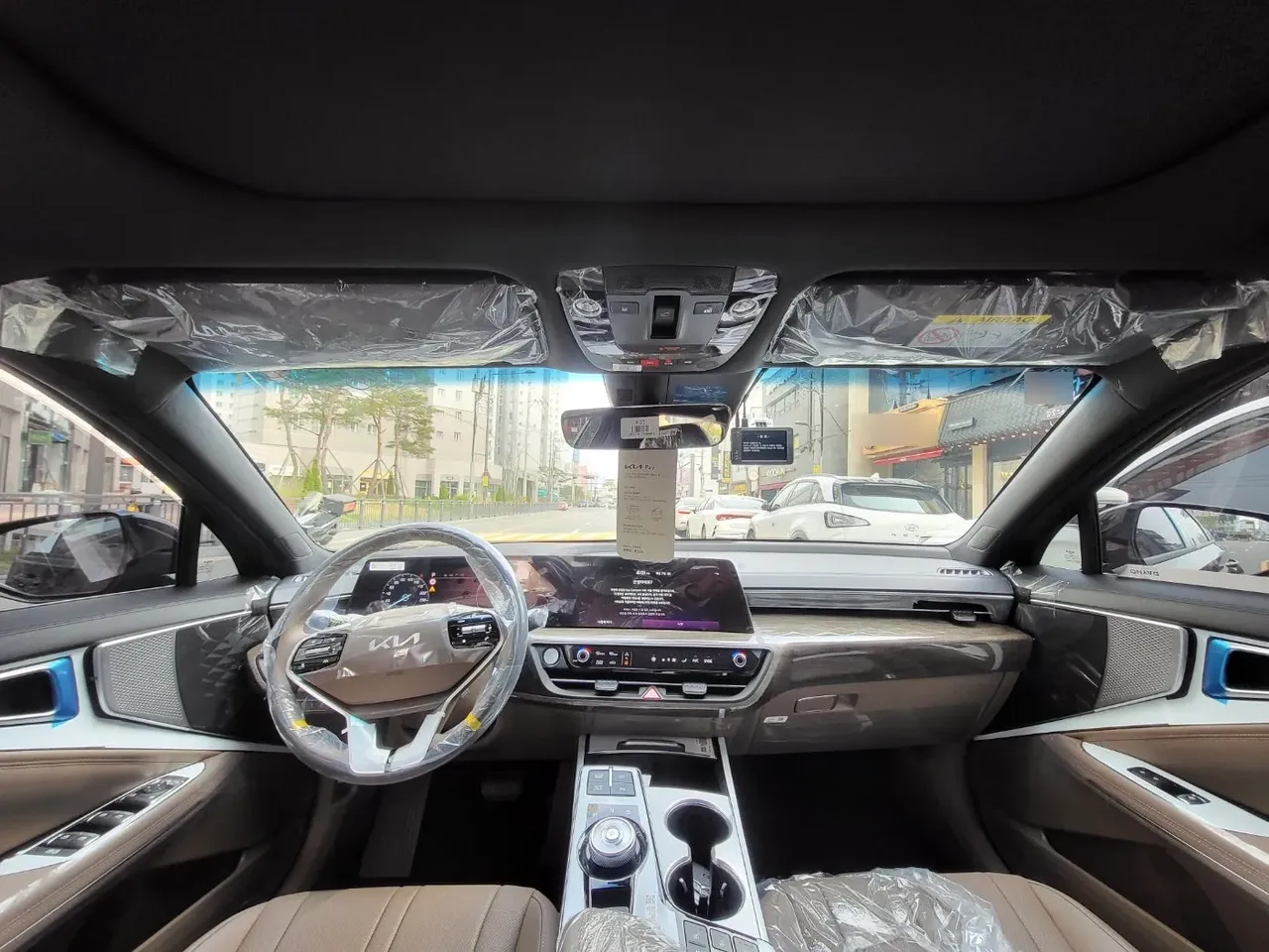 브라운 인테리어가 적용된 신차렌트 K8 차량입니다.