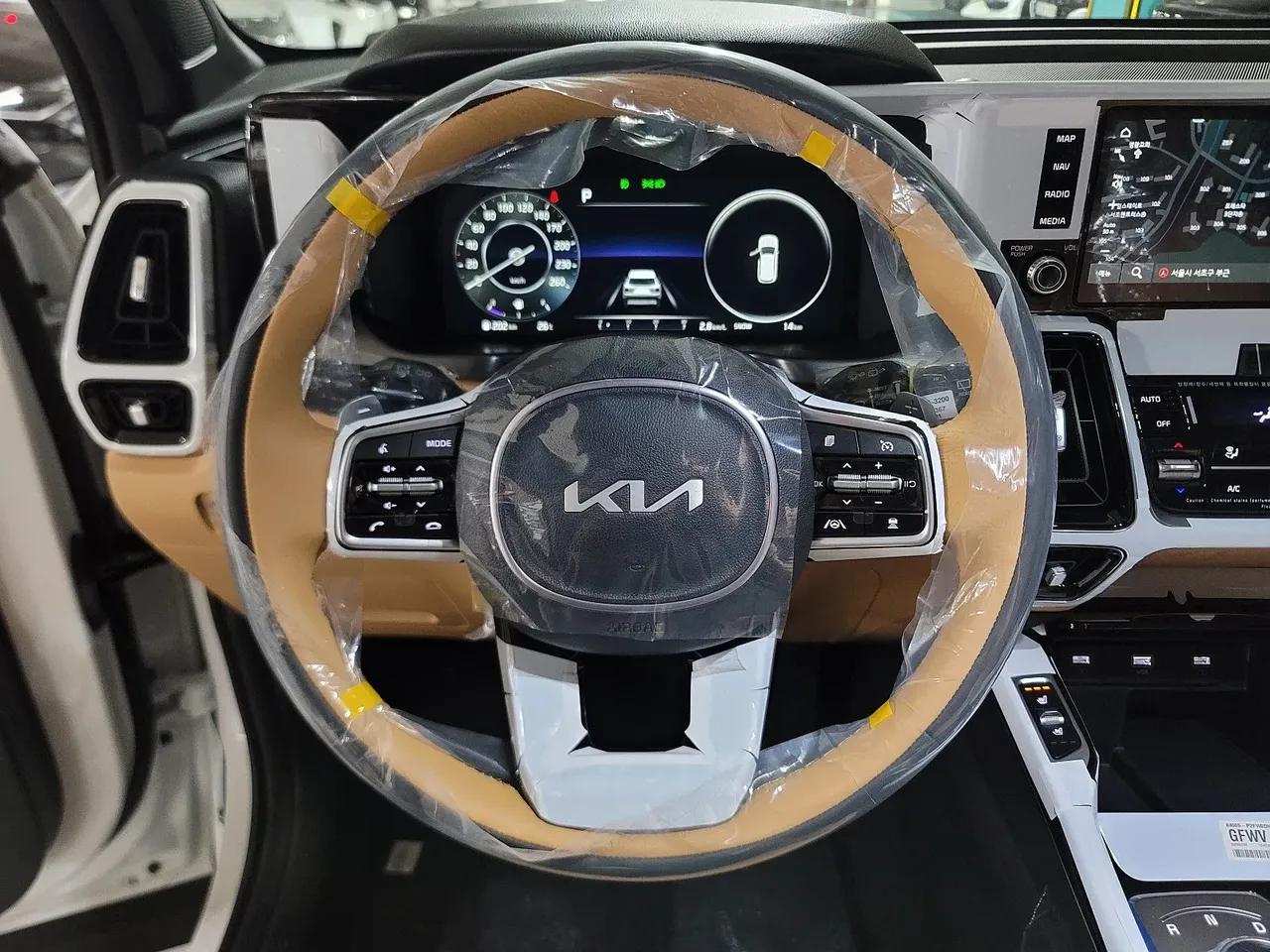 핸들도 투톤이라 손이 많이 닿는 부분은 검은색이라 때 탈일이 거의 없어요