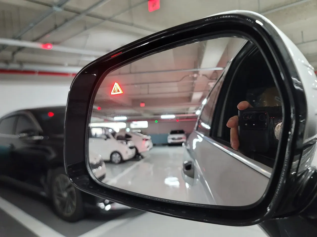 옆차선에 차량이 붙으면 이렇게 경고등이 들어온답니다.