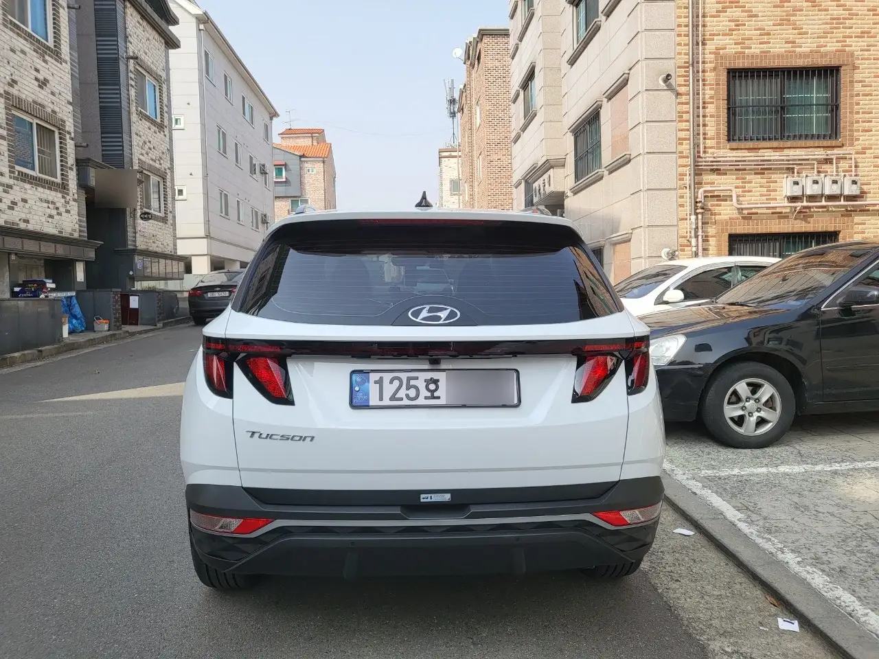 강인한 인상의 투싼 후면