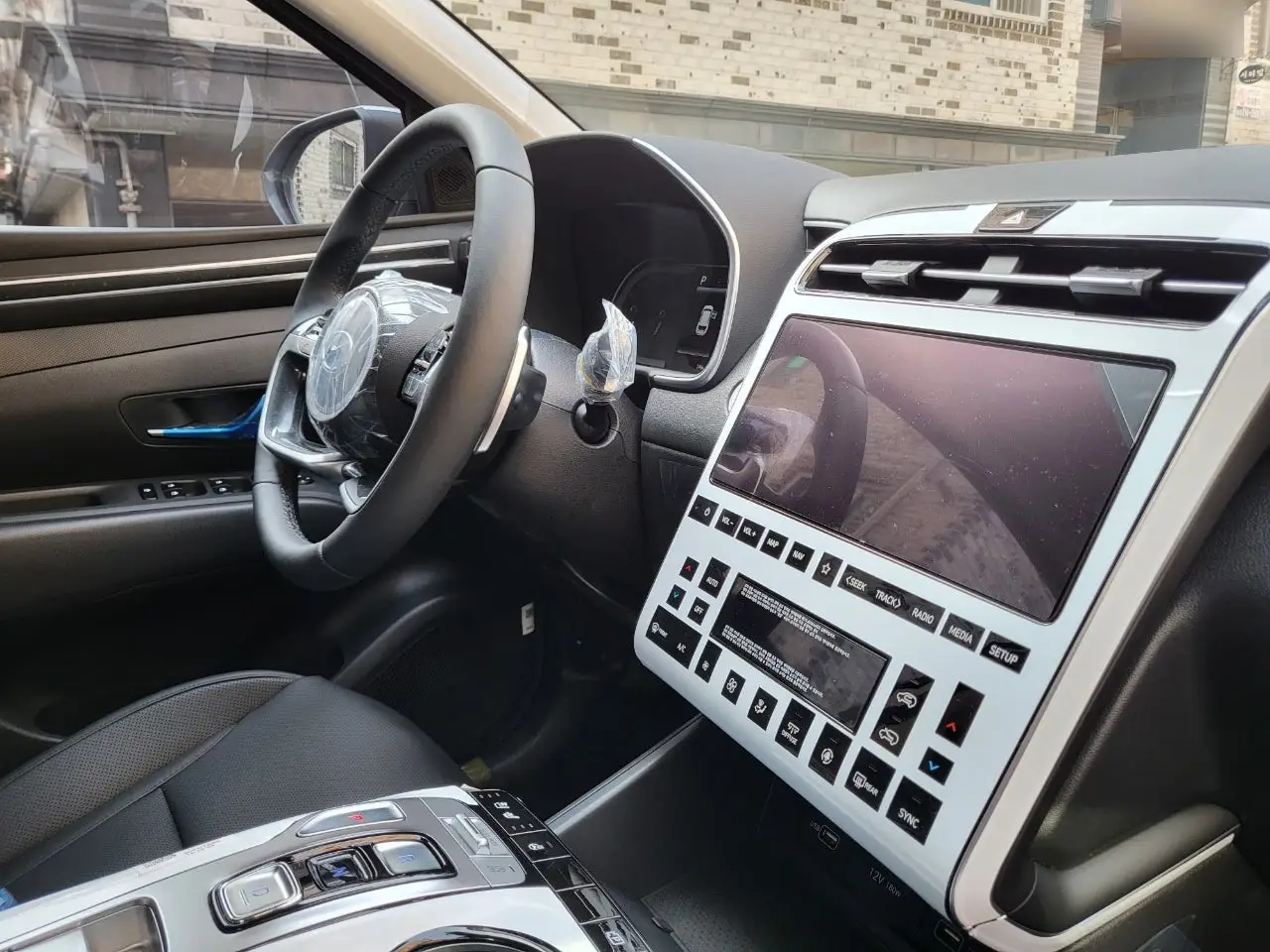 핸들과 내비게이션이 보이네요