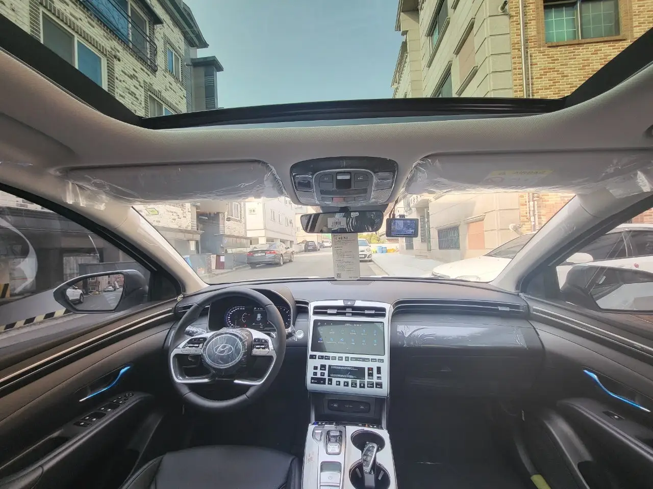 파노라마 선루프까지 보이는 전체 실내샷