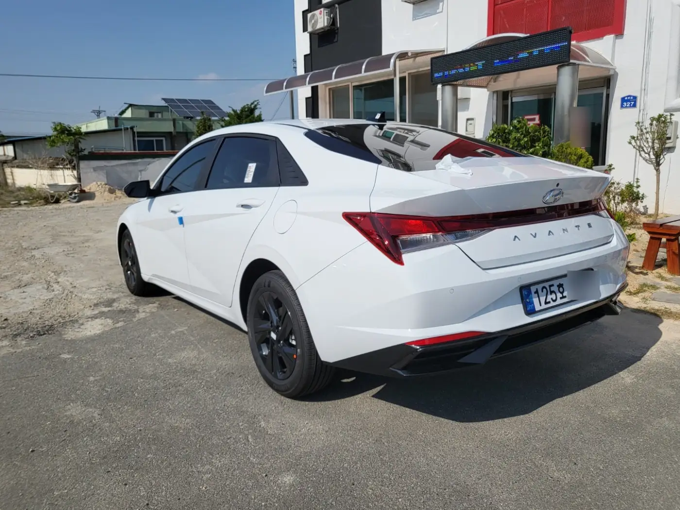 블랙휠이 인상적인 아반떼 후면