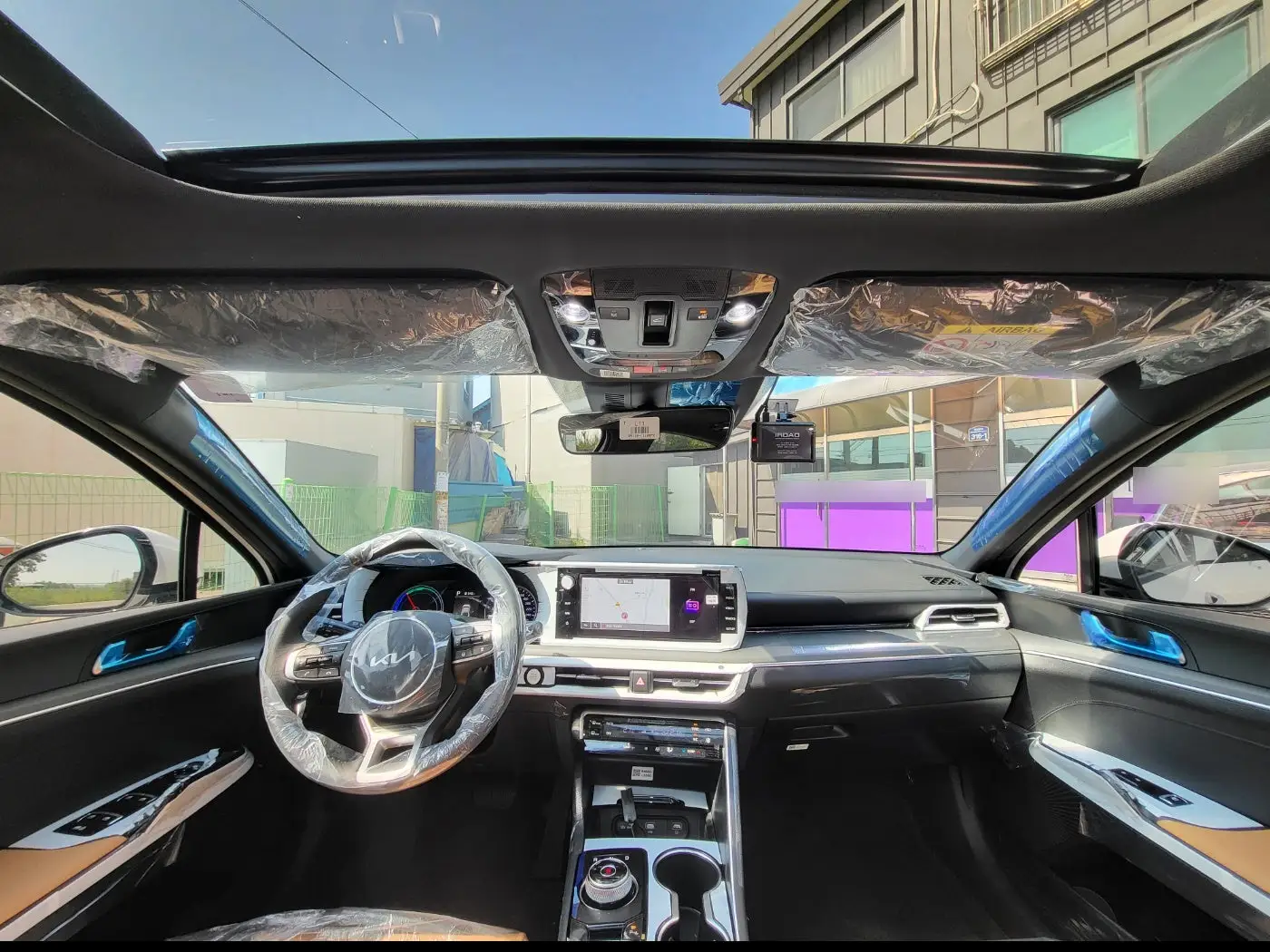 파노라마 선루프 덕분에 실내가 더 환하겠어요. 브라운 인테리어도 감각적이에요