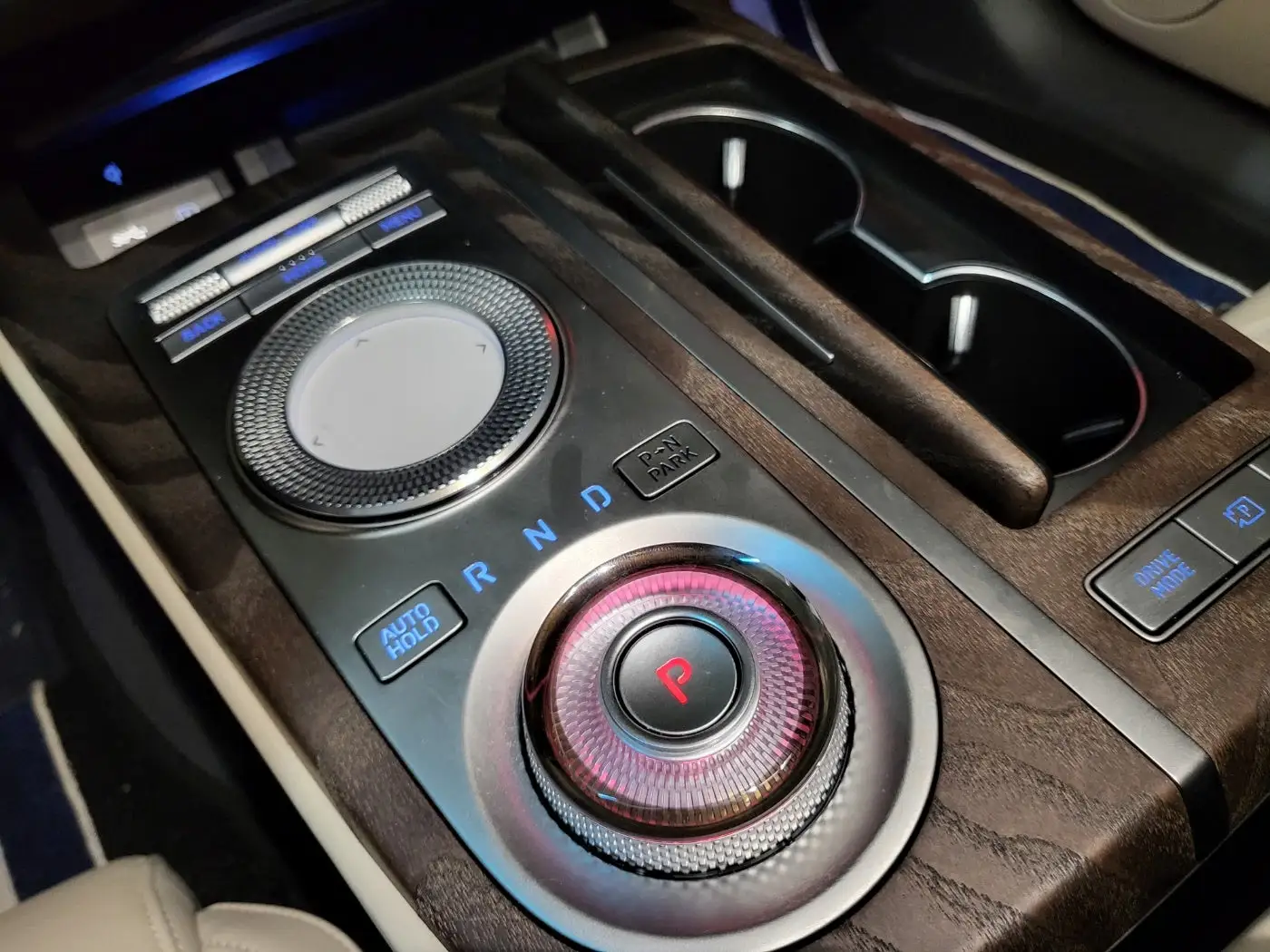 진짜 리얼우드 느낌이 납니다. 조명 들어간 다이얼 기어..