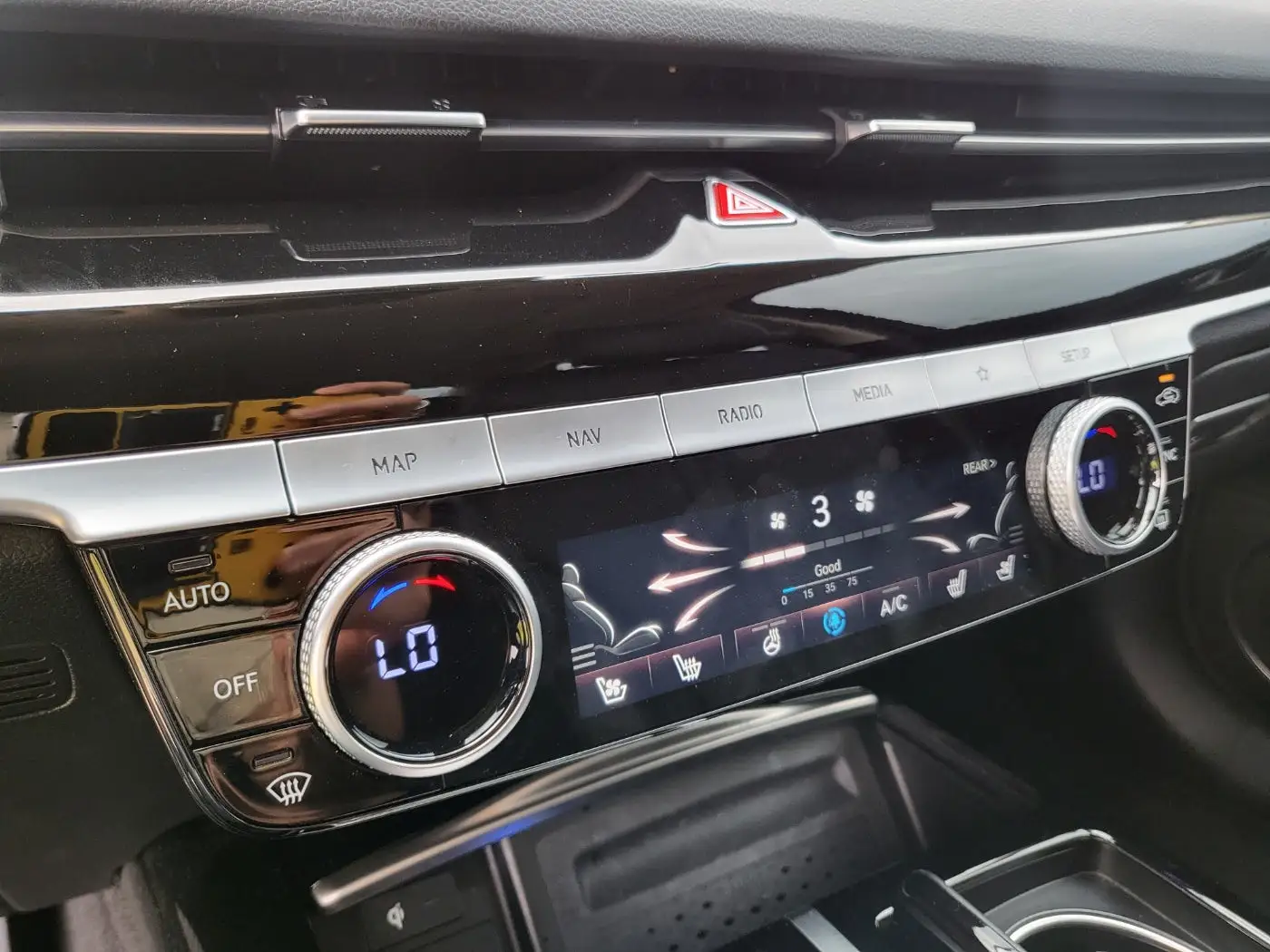 블랙하이그로시가 적용된 공조기