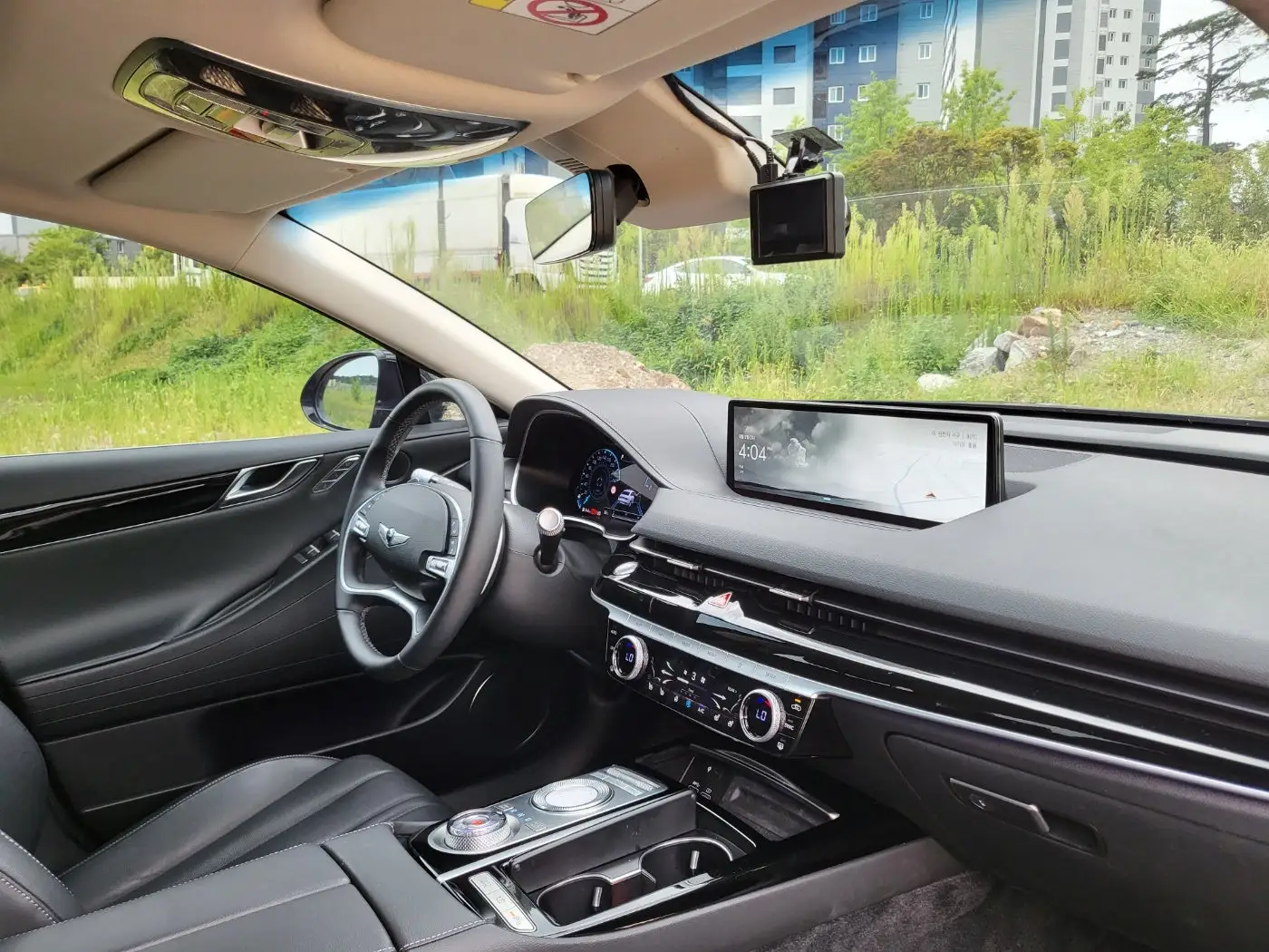 측면에서 보여지는 실내 이미지